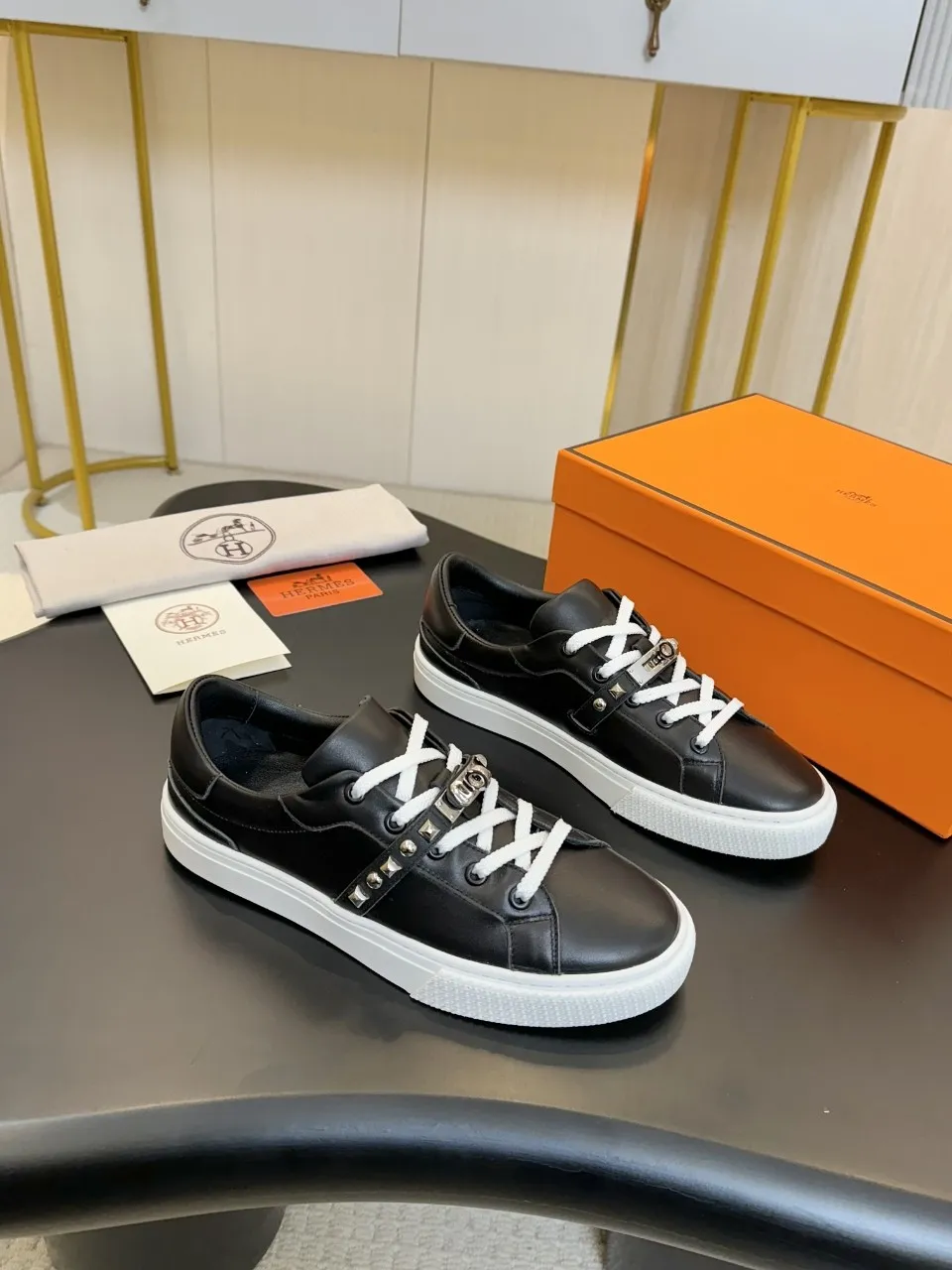 Men's Men's Shoes💰620❤️❤️❤️HERMES 2021 latest Kelly buckle white sneakers are online! The highest version on the market! Purchasing level quality! The H family rarely produces flat casual shoes, and they are styled with classic palladium-plated Kelly shoe buckles! Create a fashionable urban look that perfectly embodies the noble and elegant style of Hermès! Material selection: Fabric imported cowhide, lining + foot pads imported sheepskin, original molded TPU outsole, heavy gold molded kelly buckle full of texture Size: Female: 35-41 (41 is not returnable) Male: 39-45 (45 is not returnable)
